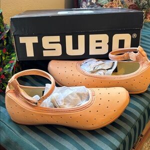 TSUBO Flats with Ankle Strap Women’s size 8 Apricot